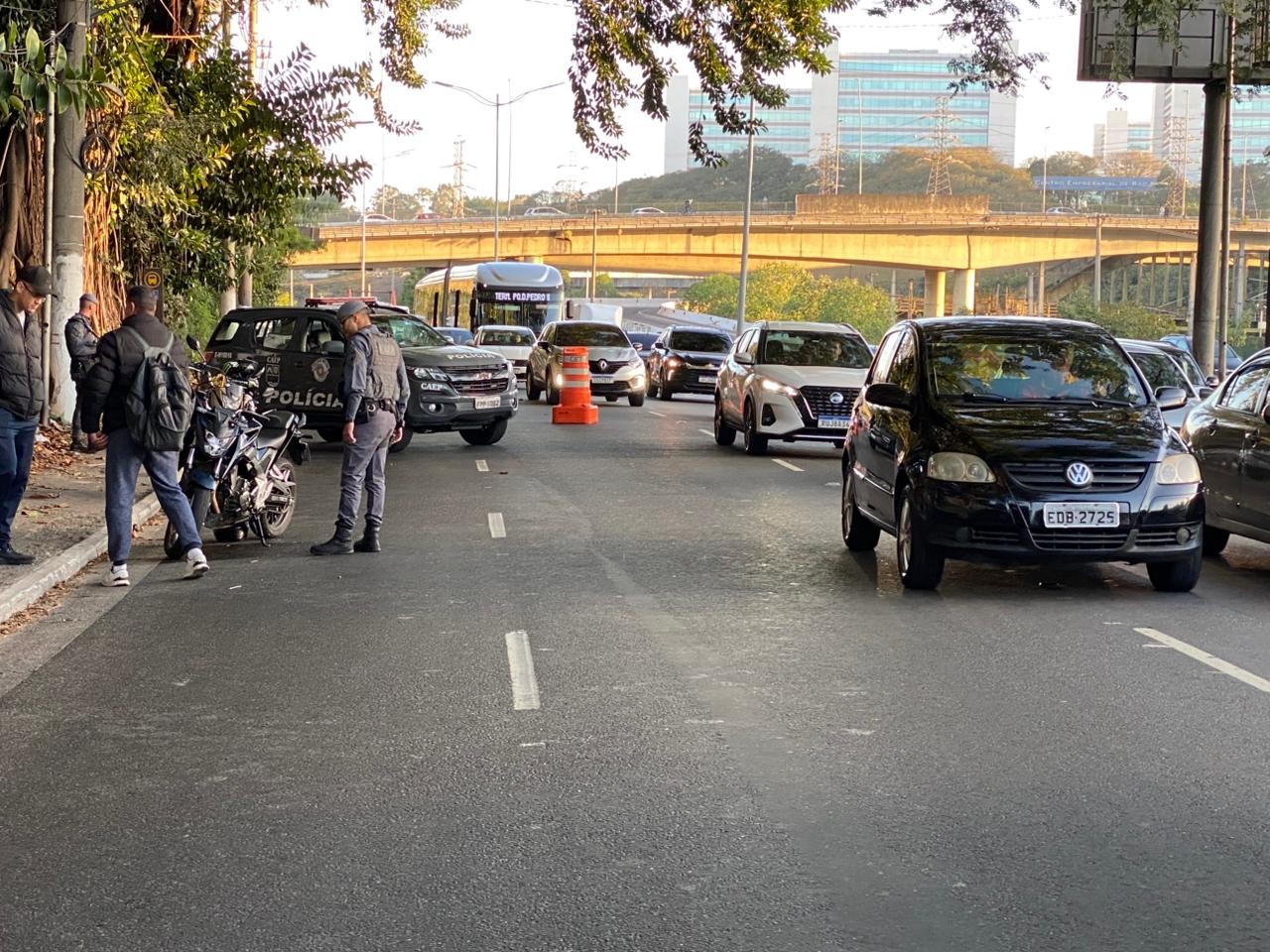PM reage a assalto ao sair do trabalho e atira em suspeito na Marginal Pinheiros, na Zona Sul de SP