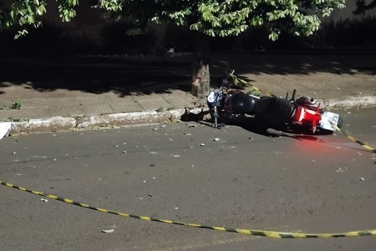 Motociclista morre após perder controle da moto e bater em árvore em Campo Grande