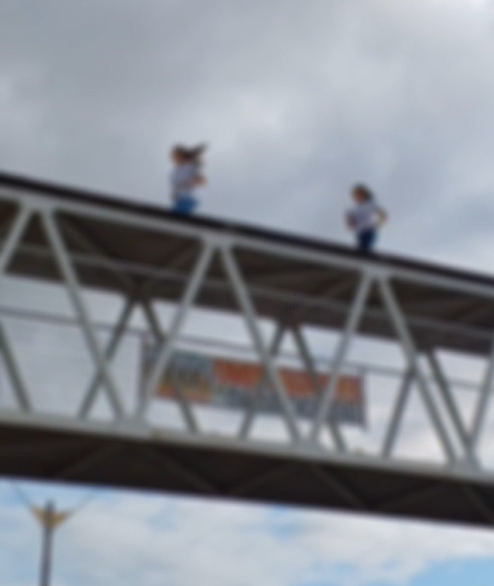 Adolescentes correndo em cima de passarela na Grande Natal — Foto: Reprodução