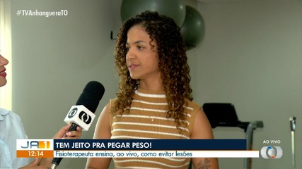 Fisioterapeuta ensina a forma correta de levantar peso