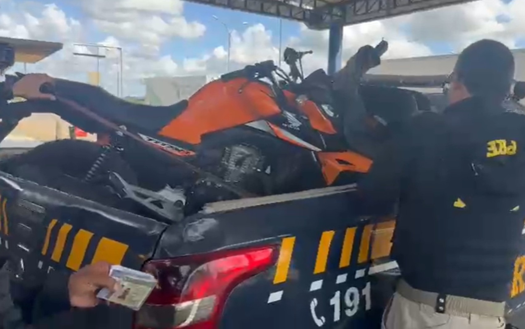 Passageiro é preso após transportar  moto furtada dentro de ônibus na Bahia