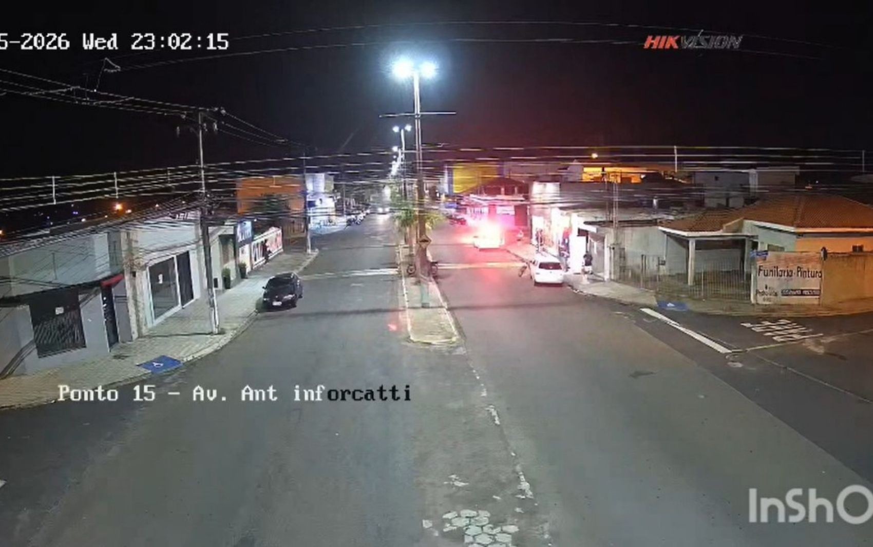 Mulher aciona polícia por furto, mas avança com carro e bate em moto e viatura, e acaba presa; VÍDEO