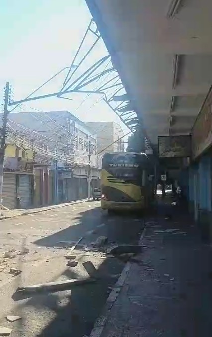 Letreiro de hotel despenca e interdita rua em Pindamonhangaba