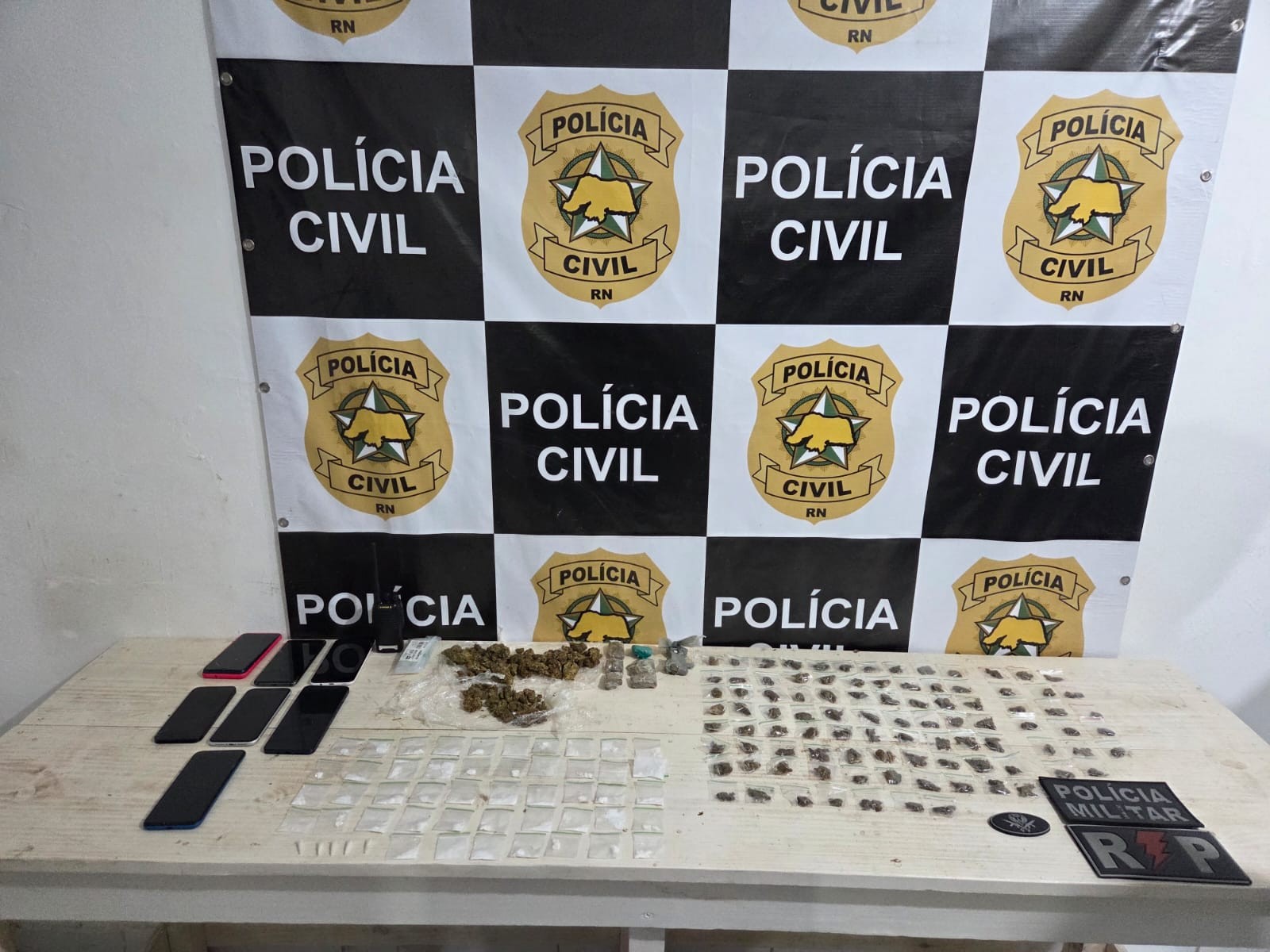 Operação prende dois homens e apreende quatro adolescentes suspeitos de tráfico de drogas em Pipa