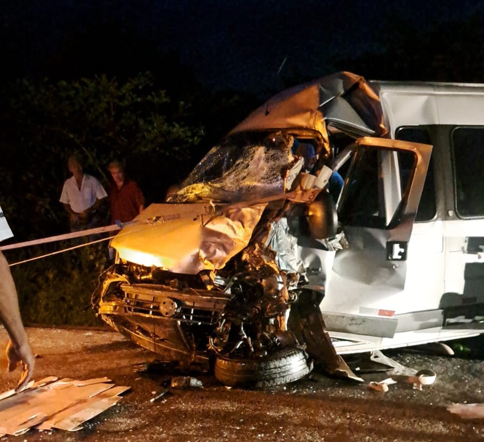 Van colide com caminhão após desviar de veículo quebrado na RN-086 — Foto: Reprodução