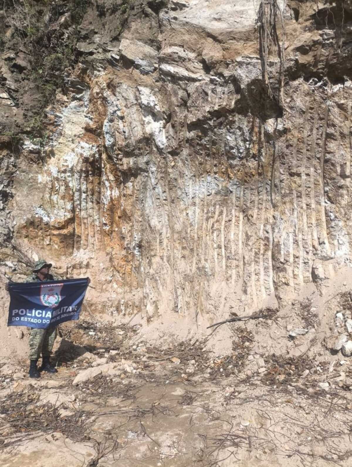 Polícia Ambiental identifica extração irregular de terra em local de preservação permanente em Paraty