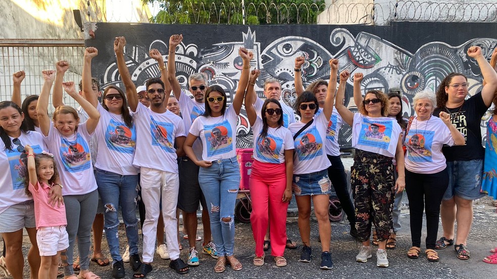 Familiares e amigos protestam e pede justiça por Arisson Brito, encontrado morto em Natal — Foto: Francielly Medeiros/Inter TV Cabugi