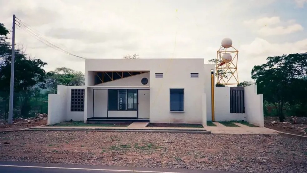 Uma casa energeticamente eficiente, alimentada por energia solar, projetada e construída pela comunidade de Gaviotas, replicada na região de Guajira, na Colômbia — Foto: Gaviotas