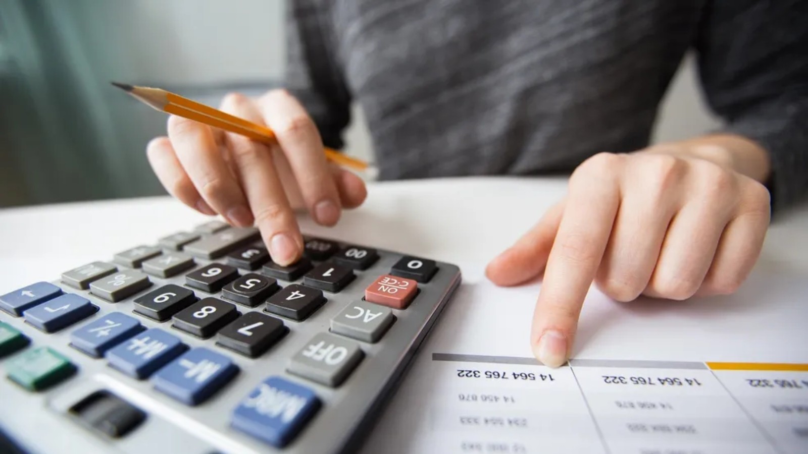 Emprestar o nome para amigos é a principal causa de endividamento no Ceará, aponta Serasa