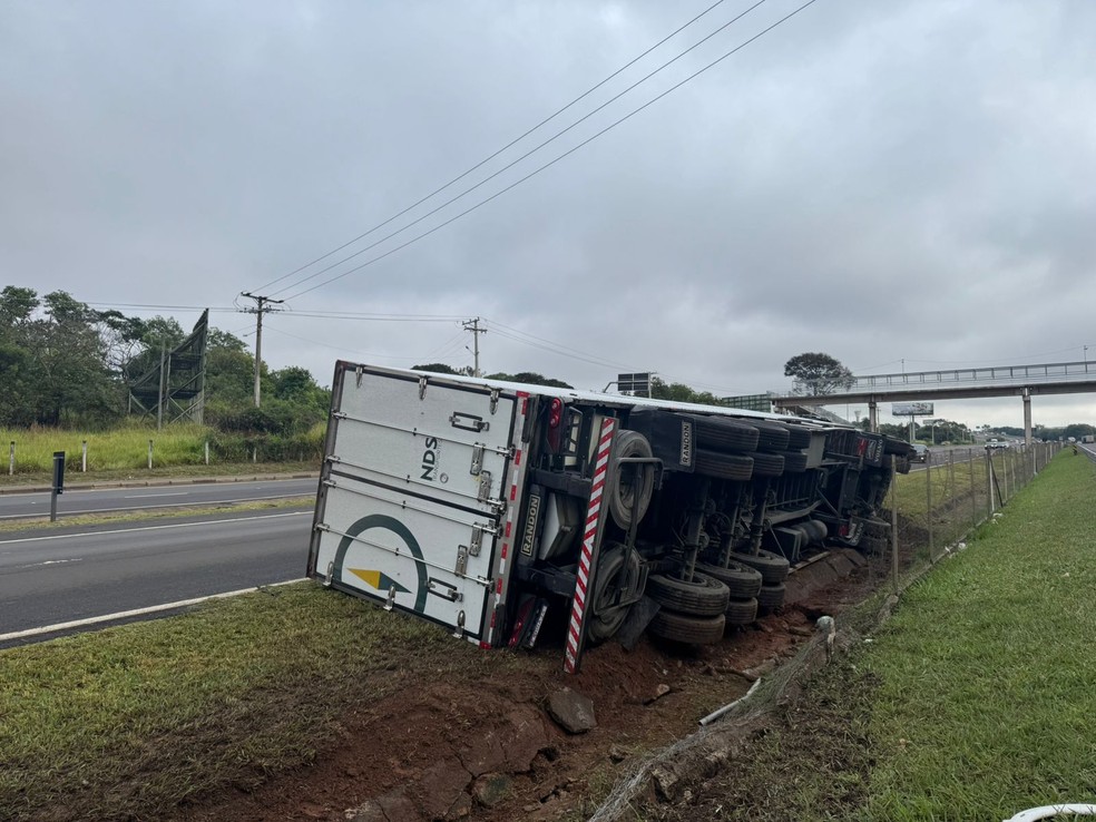 3 de 3
Carreta tombou na rodovia no trecho que passa por Bauru &mdash; Foto: Adriano Baracho/ TV TEM