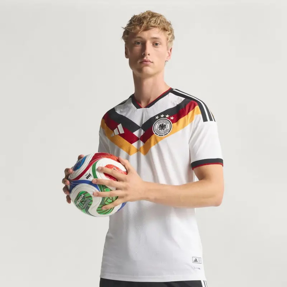Modelo veste uniforme da Alemanha para a Copa do Mundo de 2026, vendida por € 150 pela Adidas por $ 219.999 pesos argentinos — Foto: Reprodução/Divulgação