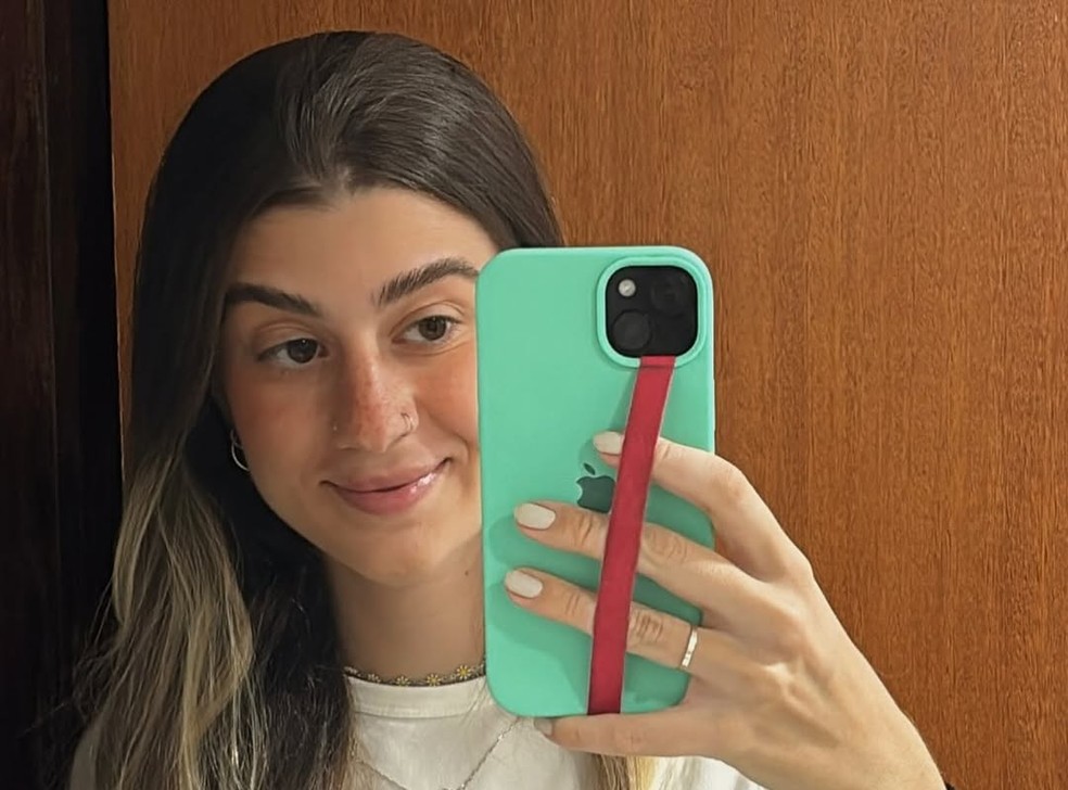 Brunna Ribeiro, de 22 anos, não resistiu após ser atingida por descarga elétrica provocada por fios expostos. — Foto: Redes sociais
