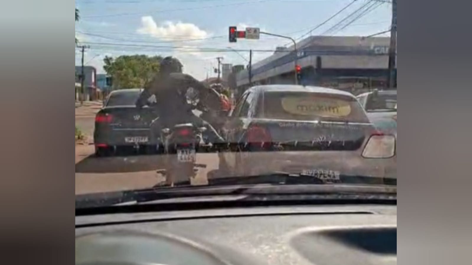 Vídeo mostra motociclista dando golpes de capacete em carro enquanto pilota em avenidas de Santarém