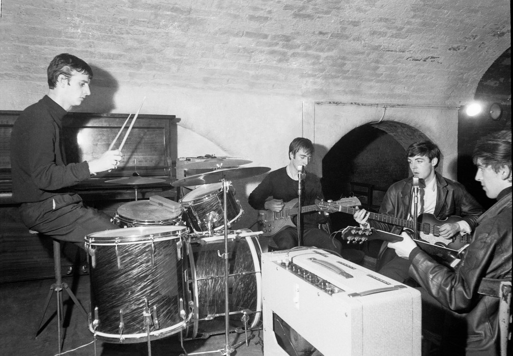 Os Beatles no bar The Cavern, em Liverpool, em Agosto de 1962 — Foto: Apple Corps Ltd/Divulgação