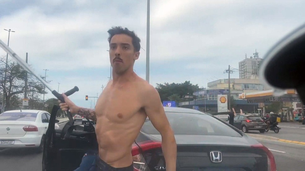 Homem de muletas usa os acessórios para destruir o carro de José — Foto: Reprodução/TV Globo