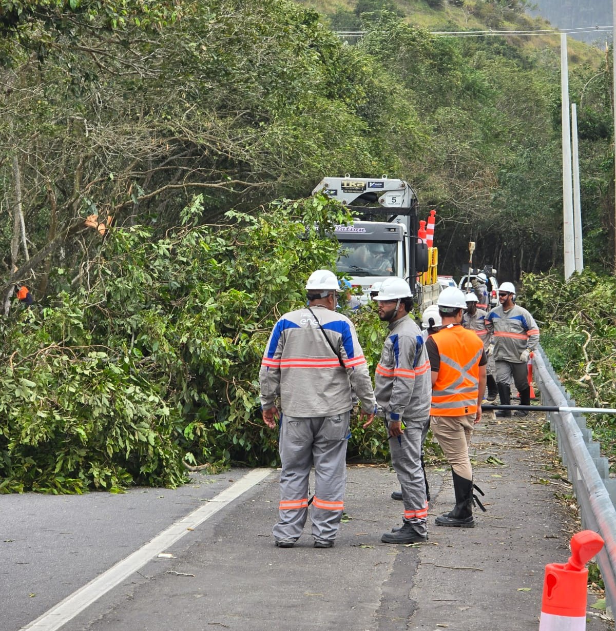 Quase 10 mil clientes continuam sem luz após vendaval na Costa Verde