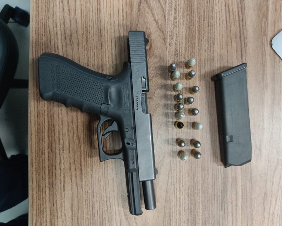 Pistola 9mm apreendida com policial militar suspeito de integrar milícia que fazia escolta de megatraficante   — Foto: PF/Divulgação