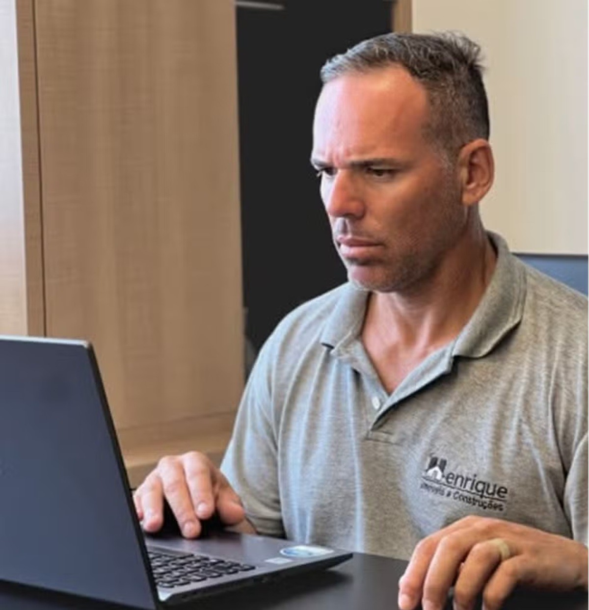 Empresário investigado pela morte de ex-secretário de Arraial do Cabo se entrega à polícia no RJ