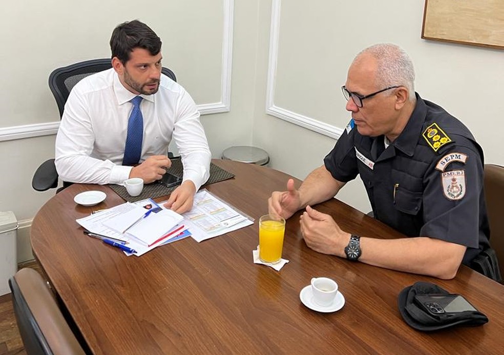 Ofício às prefeituras, câmaras, Firjan e Fecomércio é assinado pelo secretário de Governo, Bernardo Rossi, e pelo Secretário de Polícia Militar, coronel Luiz Henrique — Foto: Governo do Estado