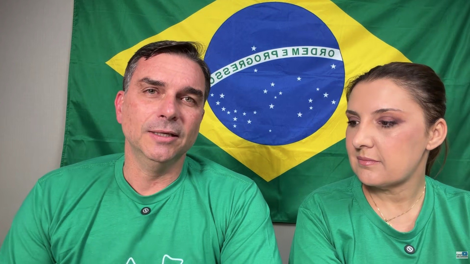 Flávio Bolsonaro defende que foto com 'Sicário' é manipulação de IA