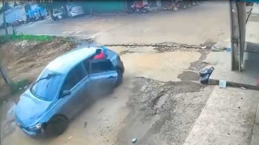 Por último, eles trocam tiros pela rua. — Foto: Reprodução