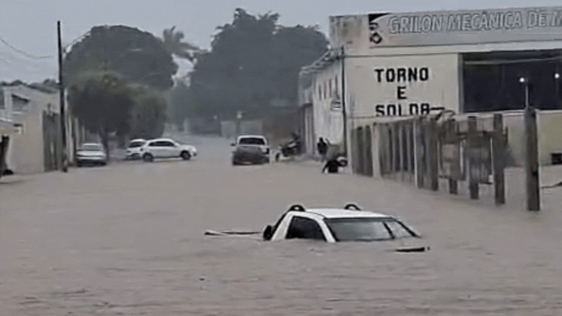 VÍDEO: carro fica ilhado e ruas alagadas após chuva intensa em MT