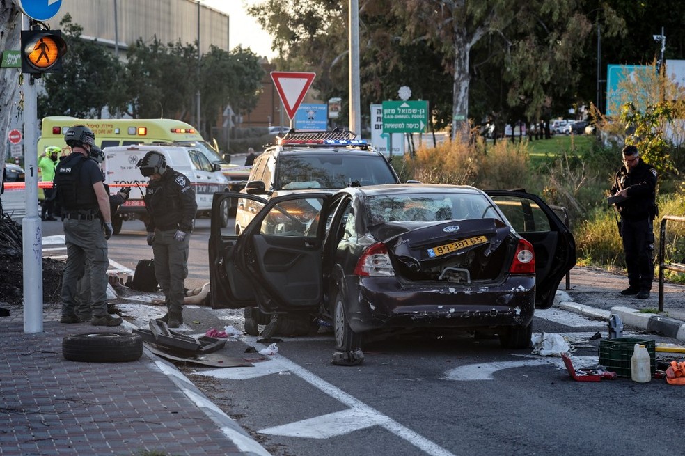 Carro usado em ataque a pedestres em Israel — Foto: Jack GUEZ / AFP