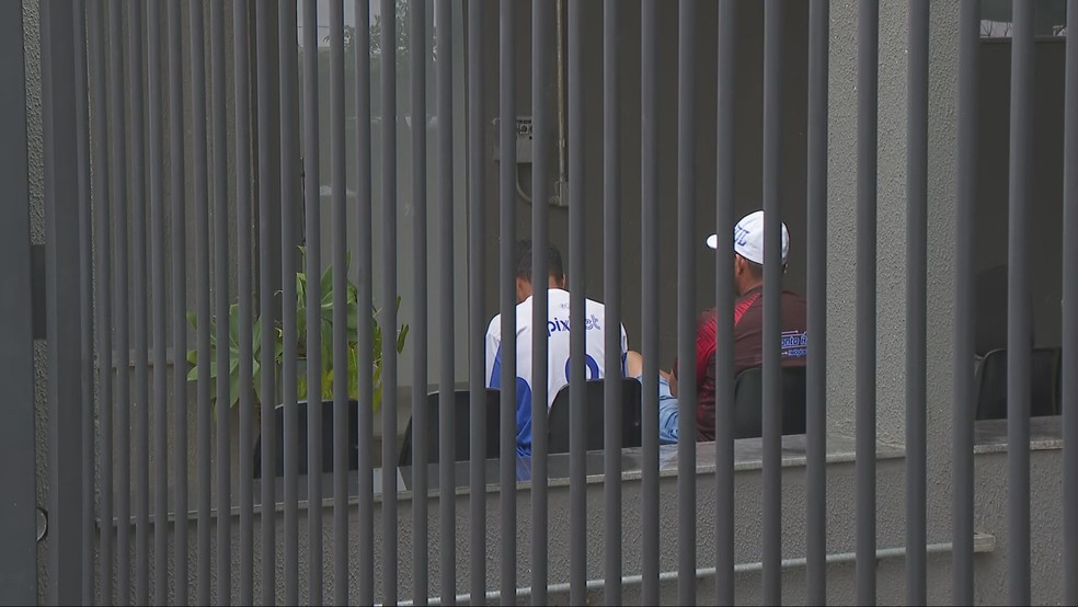 Parentes de Nathielly Kamilly Fernandes Faria no IML para a liberação do corpo. — Foto: TV Globo