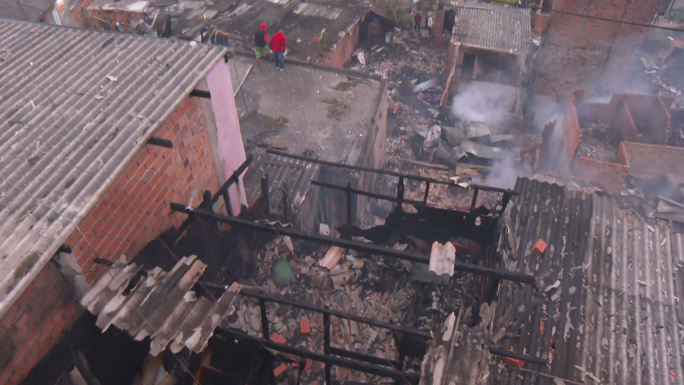 Incêndio atinge comunidade na Zona Sul de SP — Foto: TV Globo