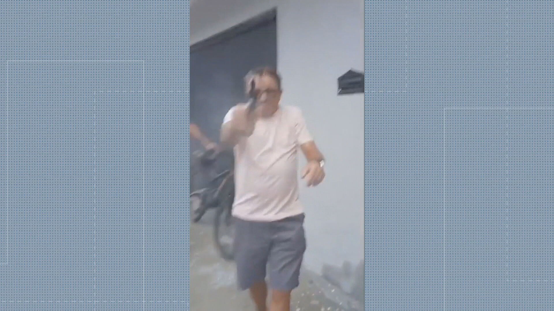 Homem que atirou em vizinho em Caxias está foragido; vídeo mostra disparos