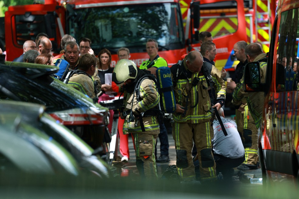 Bombeiros durante combate a incêndio em prédio residencial na Antuérpia, na Bélgica, em 1º de julho de 2026. — Foto: REUTERS/Yves Herman