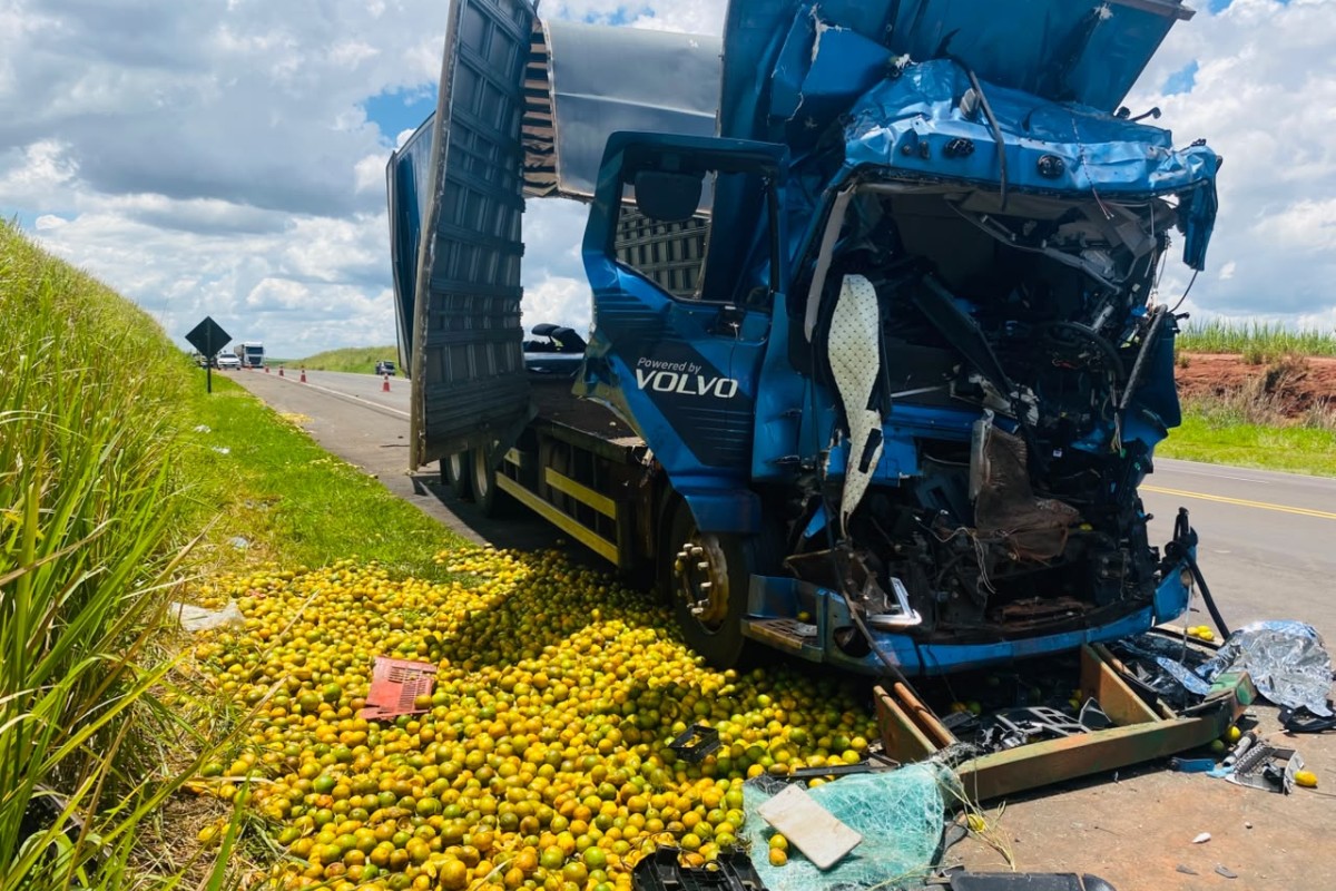 Motorista morre após caminhão bater na traseira de carreta no interior de SP
