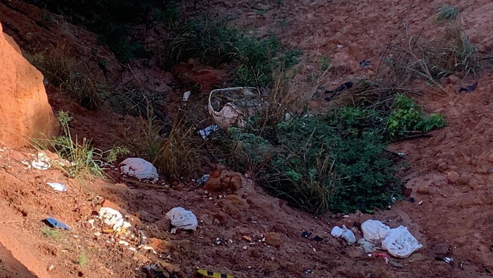 Motorista morre após carro cair em cratera aberta desde o ano passado em ES-381, em São Mateus (ES) — Foto: Raphael Verly