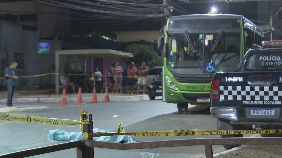 Ciclista morre após ser atropelado por ônibus no DF — Foto: TV Globo