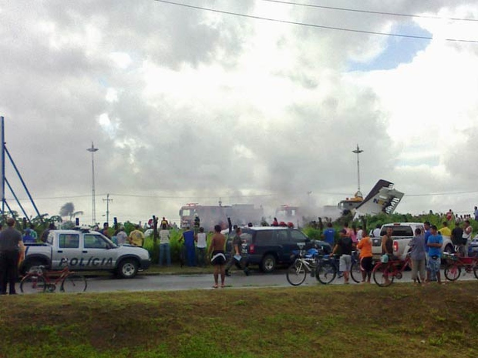 Avião caiu em terreno baldio no Recife — Foto: Rodrigo Siqueira do Nascimento/VC no G1