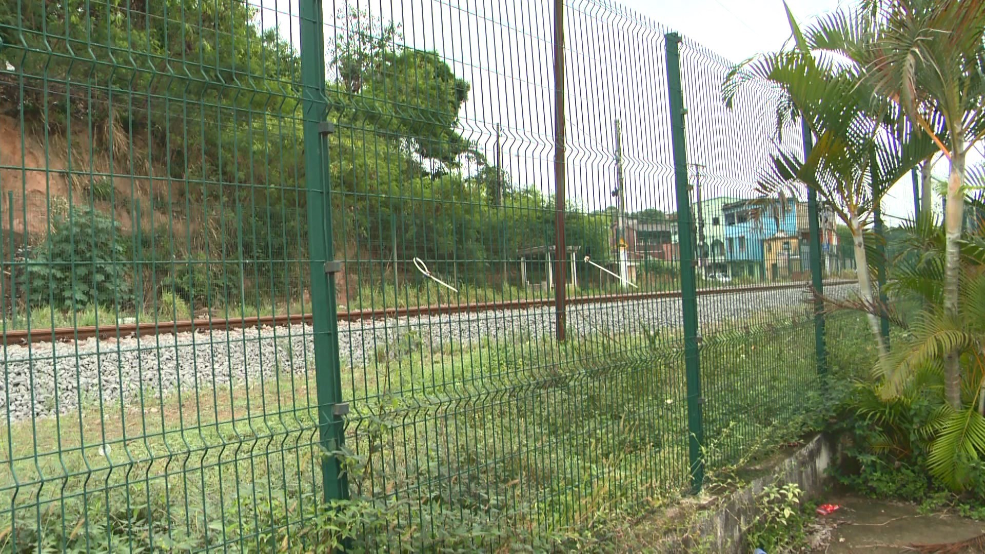 Adolescente é encontrado morto com 8 tiros embaixo de uma ponte enrolado no lençol no ES