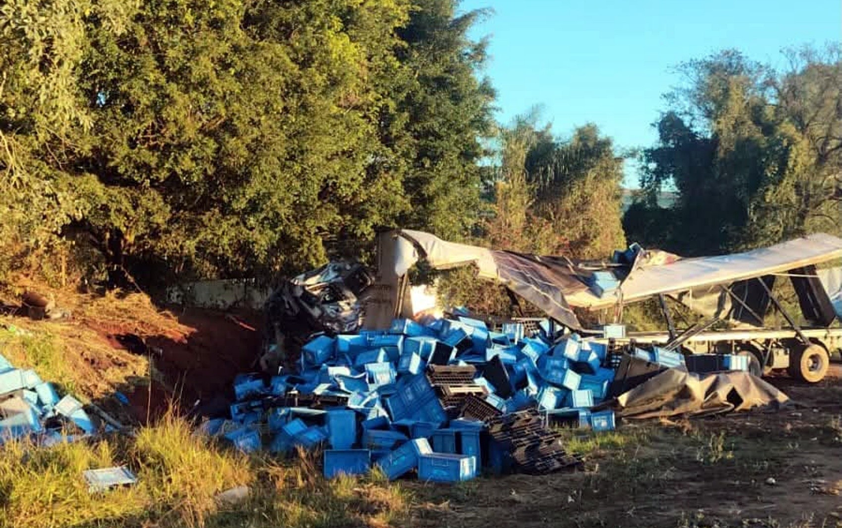 Motorista morre após carreta tombar na Fernão Dias, em Carmo da Cachoeira, MG