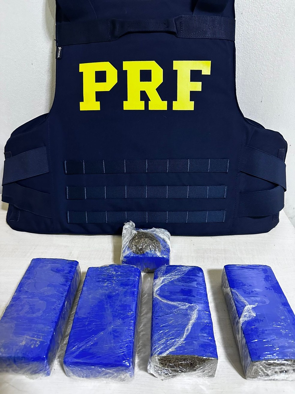 PRF apreendeu 2 kg de uma substância análoga à maconha que estavam sendo transportadas no compartimento de carga de um ônibus que fazia o itinerário Marabá para Altamira — Foto: Ascom/PRF