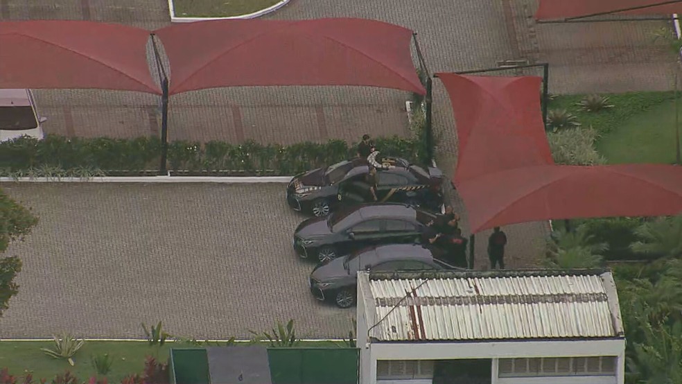 Agentes da Polícia Federal e do Ministério Público fazem operação no Ninho do Urubu — Foto: Charles Júnior/TV Globo