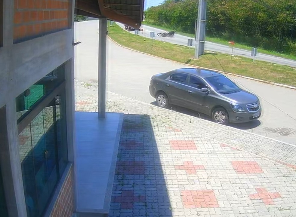 Motocicleta colidiu de frente com caminhão na Avenida Pedro Francisco Sanches — Foto: RC24H