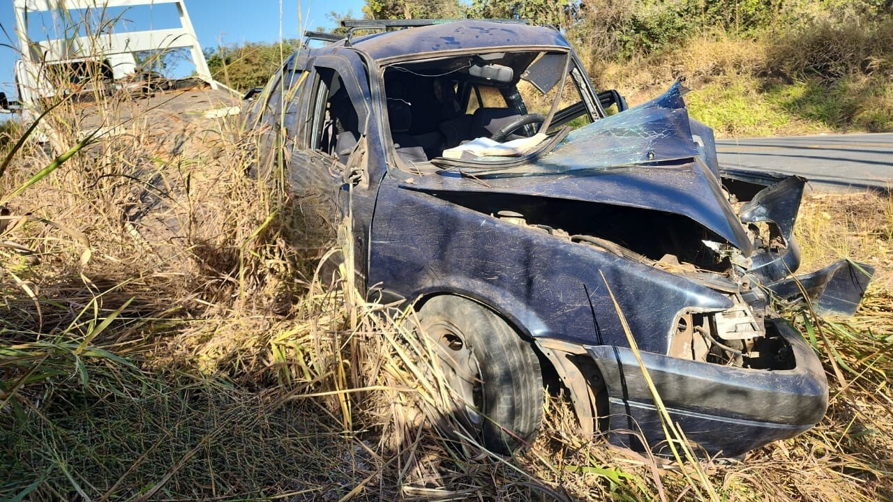 Motorista fica ferido após dormir ao volante e bater carro em árvore na MG-170
