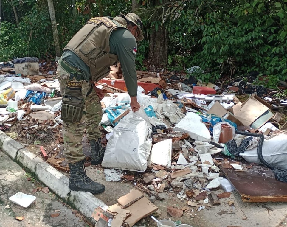 Empresa de produtos químicos é multada por descarte irregular de resíduos em Manaus