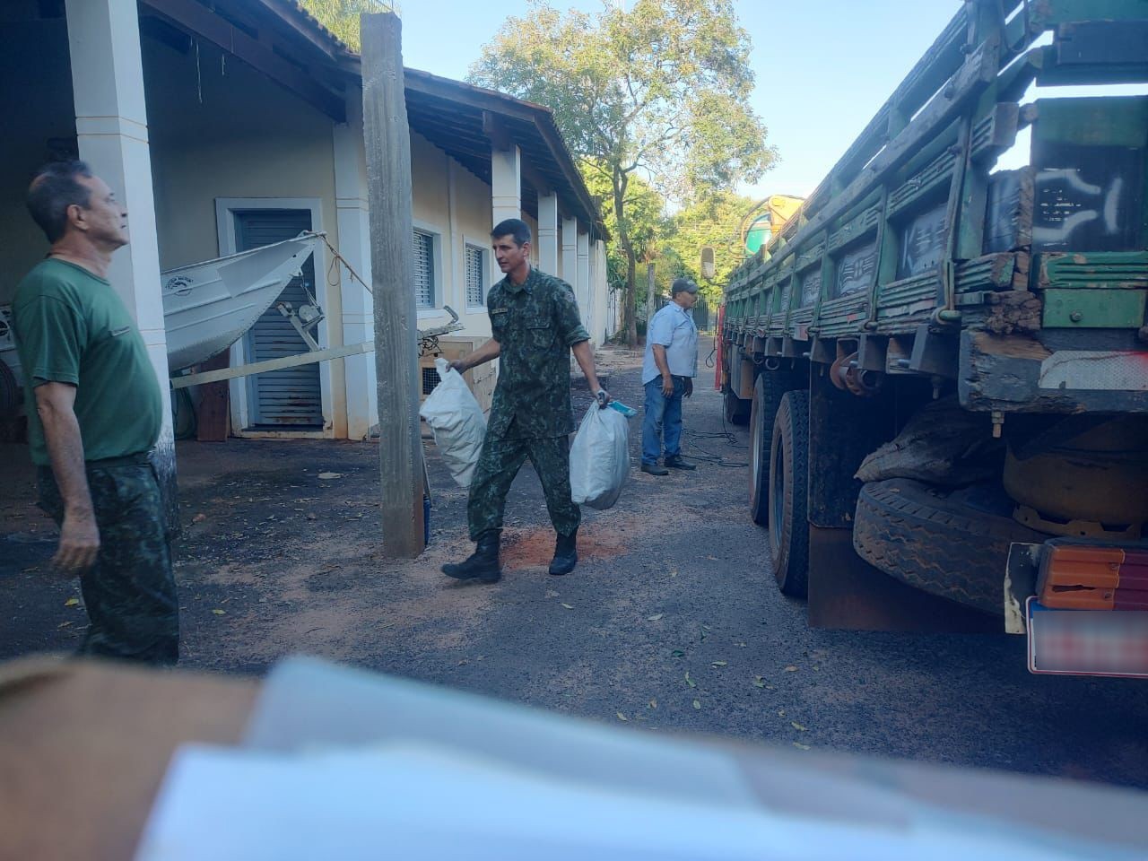 Com mais de 2.800kg de carvão de árvores nativas dentro de caminhão estacionado, idoso é multado em R$ 3,3 mil, em Dracena