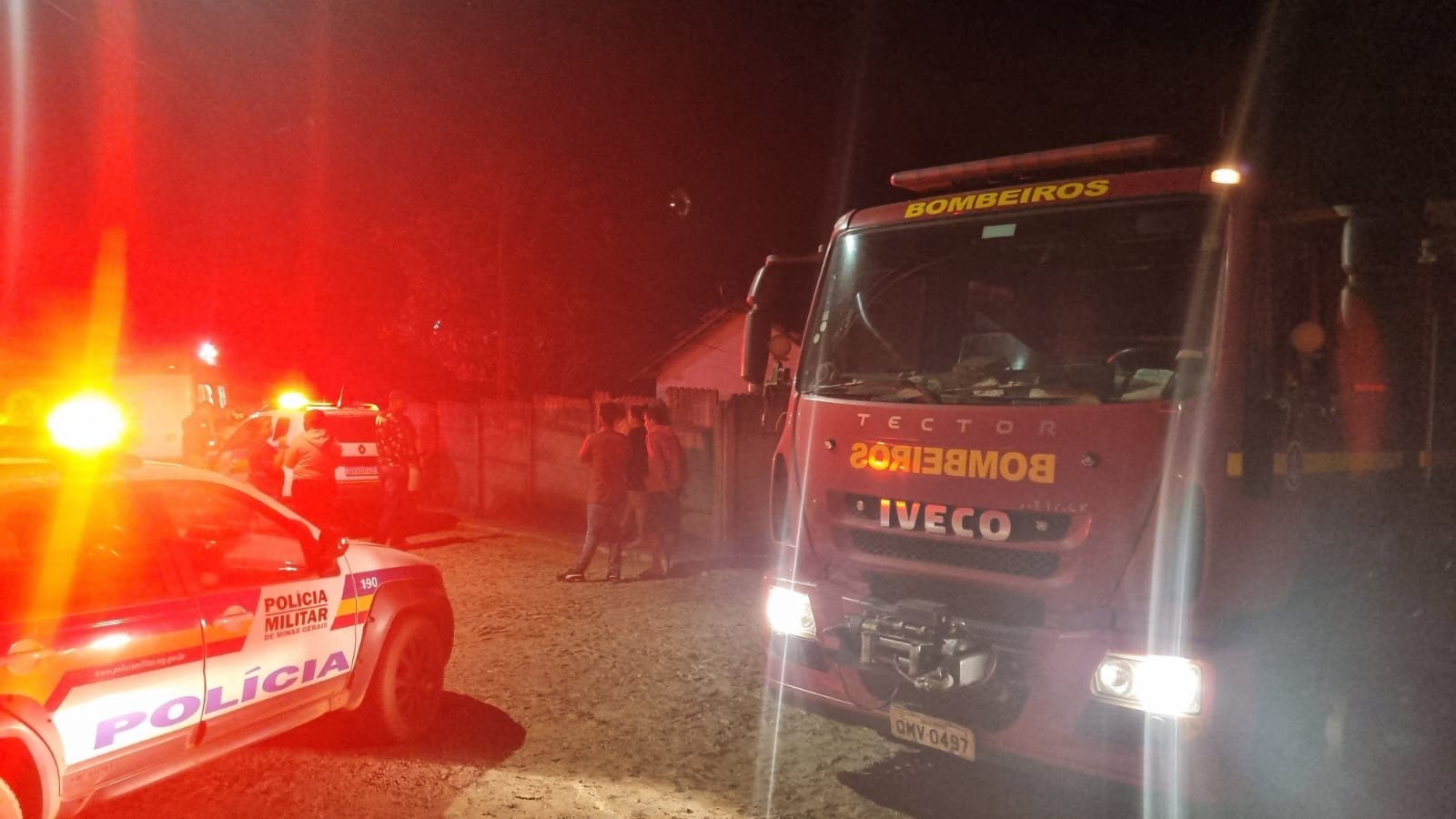 Incêndio em residência deixa duas pessoas feridas em comunidade de Carmo do Cajuru