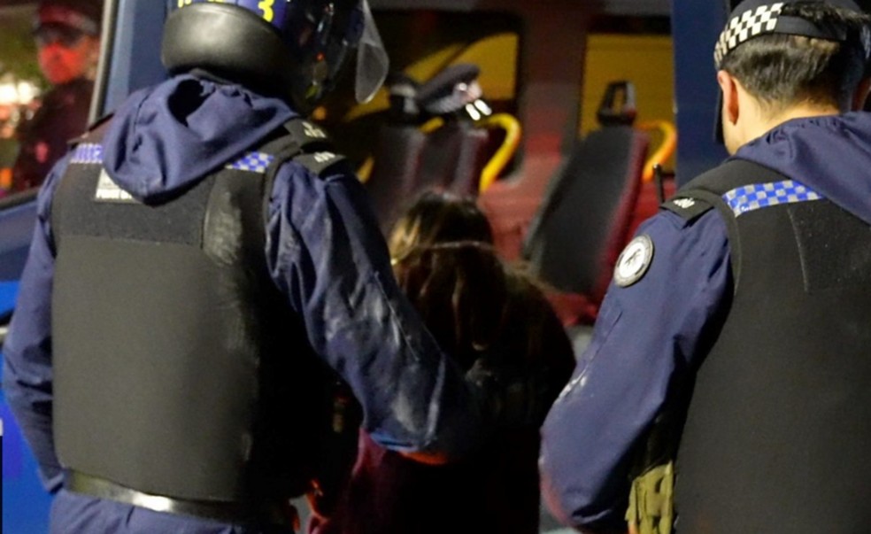BBC News acompanhou policiais em operações contra gangue envolvida no contrabando de telefones — Foto: BBC