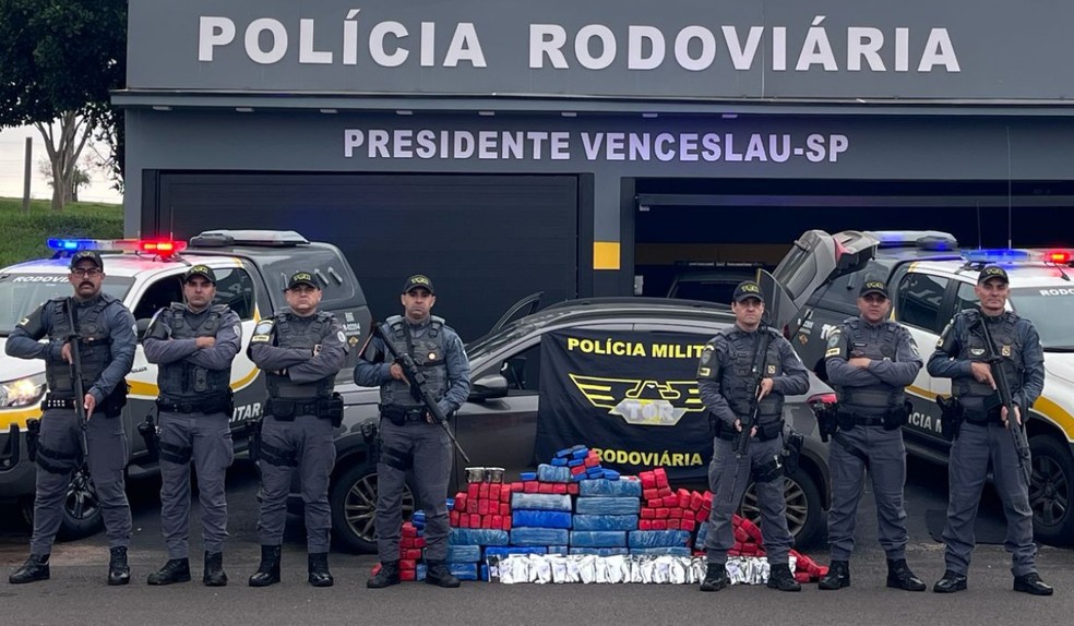 Operação conjunta apreende quase 300 kg de drogas escondidos em rodovia de Presidente Venceslau — Foto: Policia Rodoviária/Divulgação