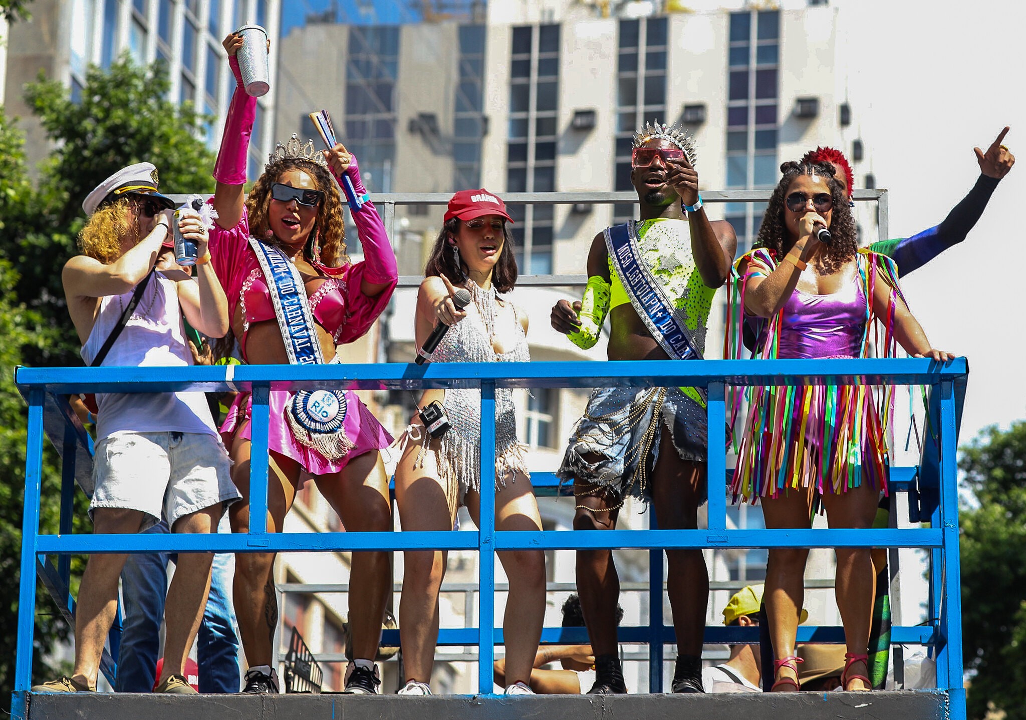 Blocos tomam as ruas do Rio em sábado de pré-carnaval; Carrossel de Emoções leva multidão ao Centro