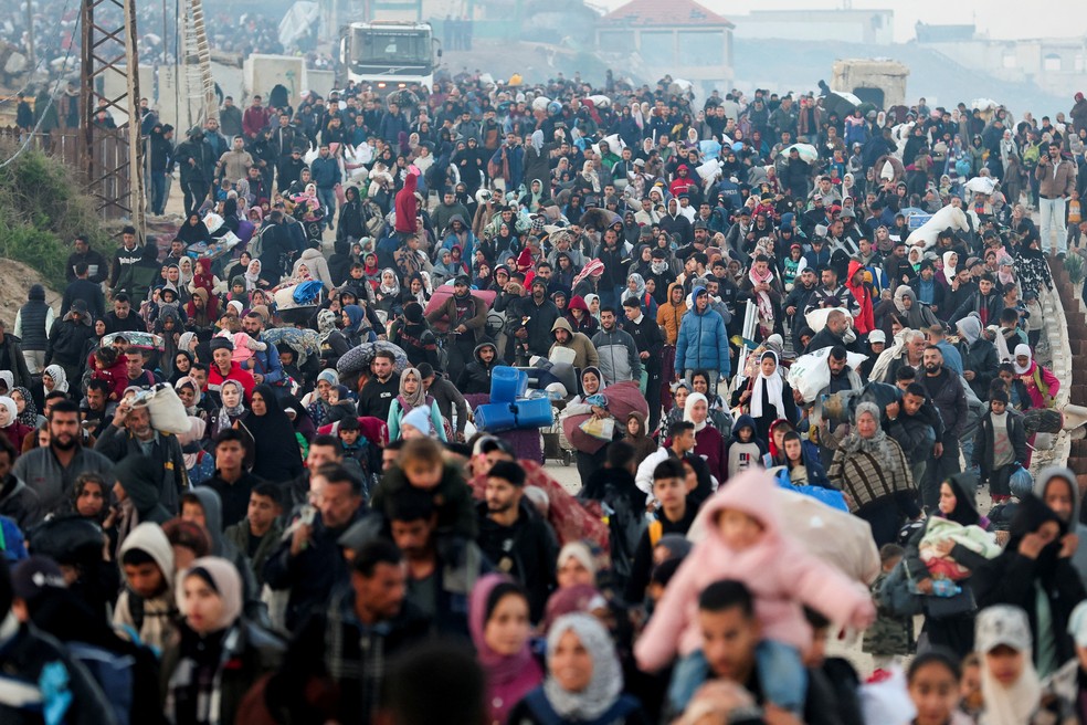 Milhares de palestinos retornam ao norte da Faixa de Gaza em 27 de janeiro de 2025. — Foto: REUTERS/Ramadan Abed