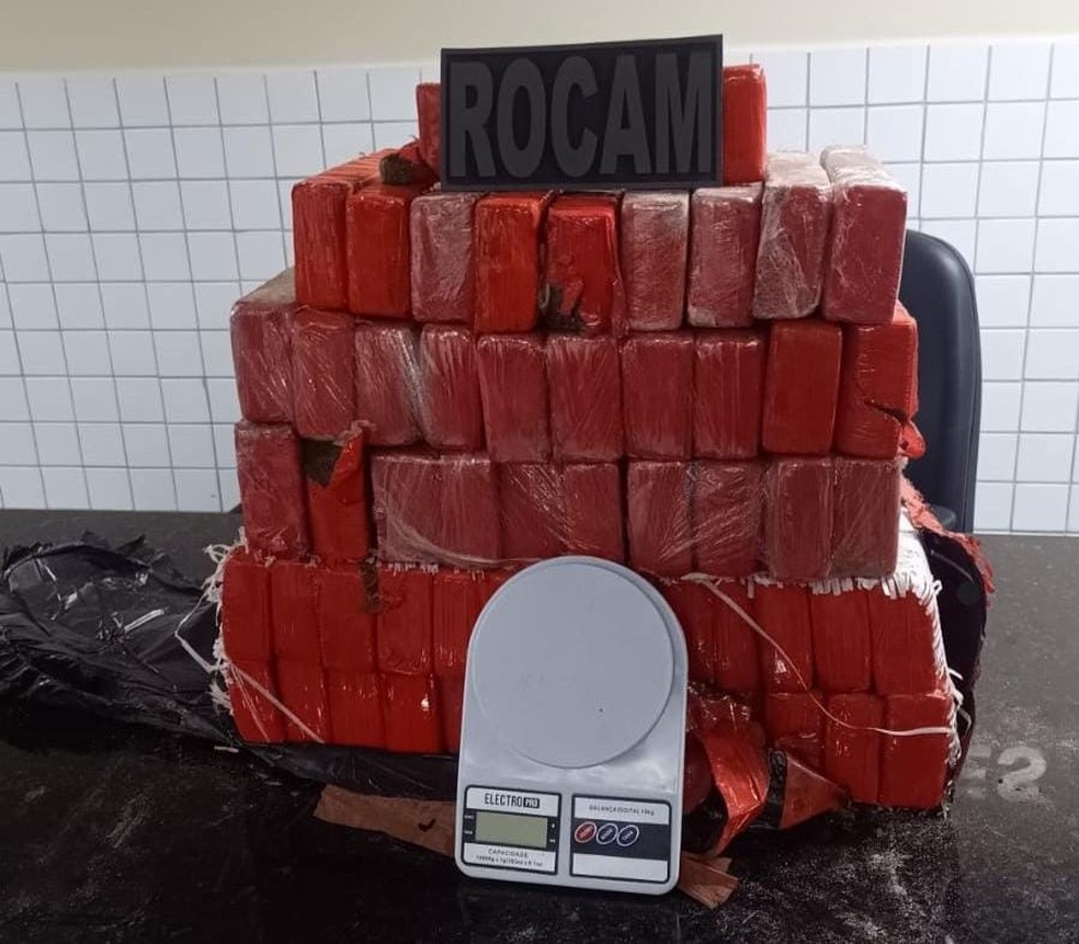 Droga encontrada na tarde de sexta-feira (3) em Mãe Luiza, na Zona Leste de Natal — Foto: Polícia Milidar/Divulgação