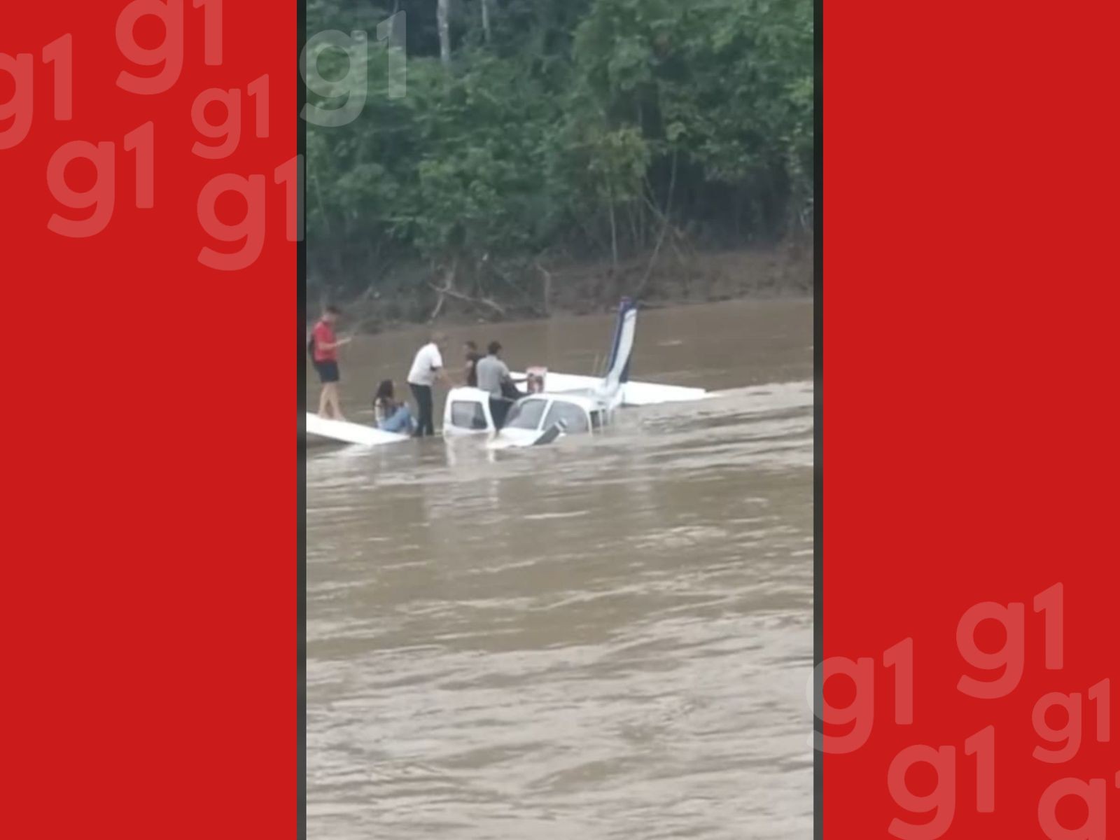 VÍDEO: Avião de pequeno porte com sete pessoas cai em rio de cidade isolada no Acre
